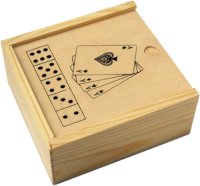 Set igara koji se sastoji od špil karata i pet kockica u drvenoj kutiji